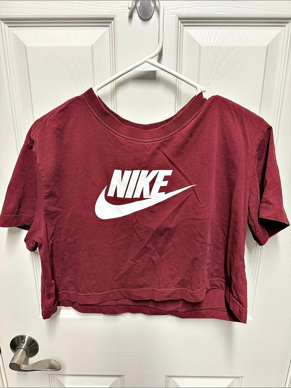 Nike The Nike Tee Loose Fit Cropped T-Shirt
